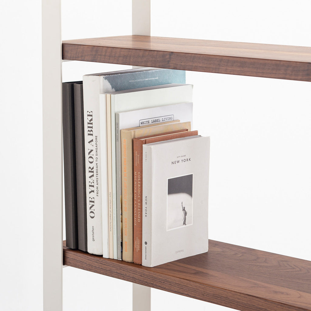 Kanademonoのウォルナットの棚板とホワイトのアイアンで製作したシェルフ（使用イメージ２）