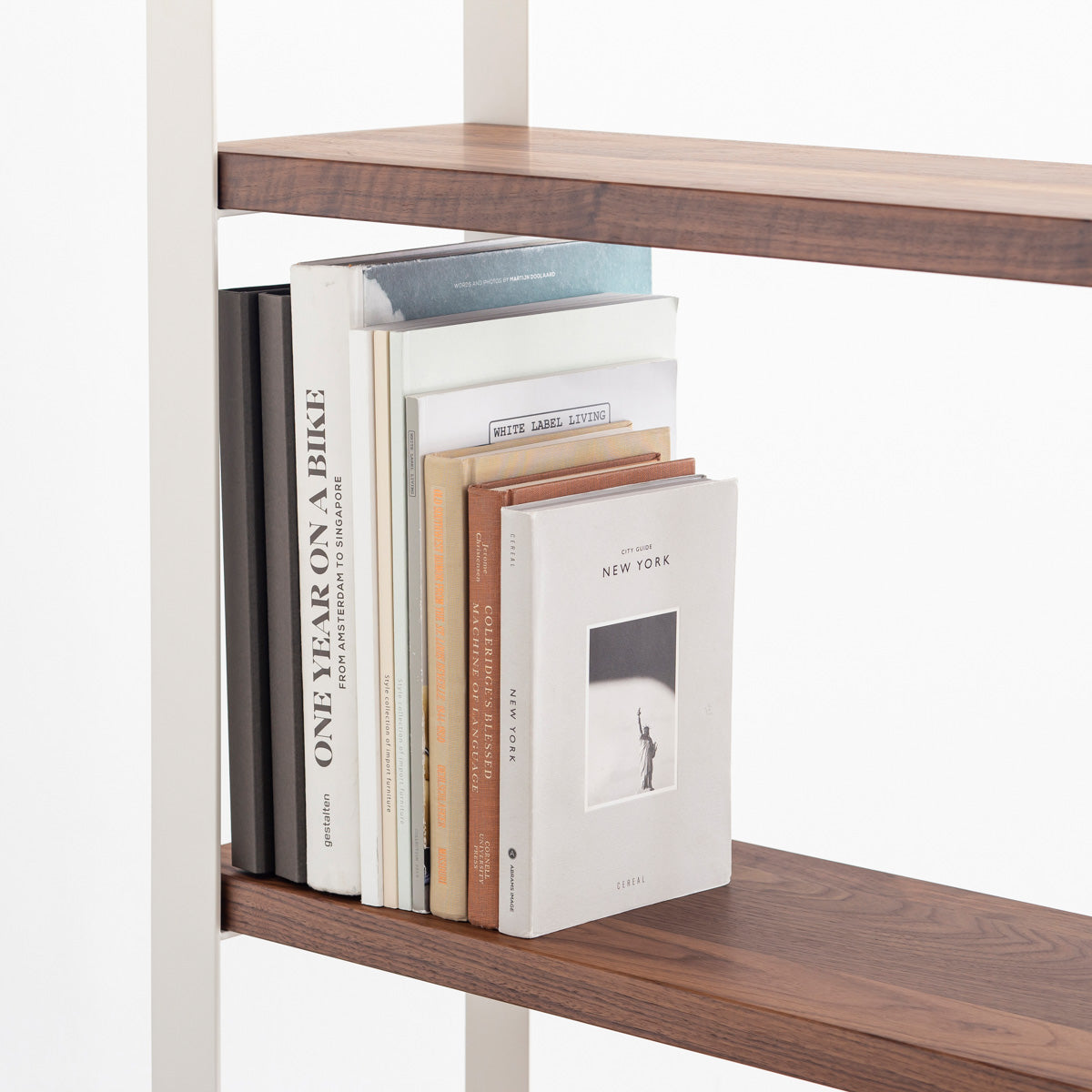 Kanademonoのウォルナットの棚板とホワイトのアイアンで製作したシェルフ（使用イメージ２）