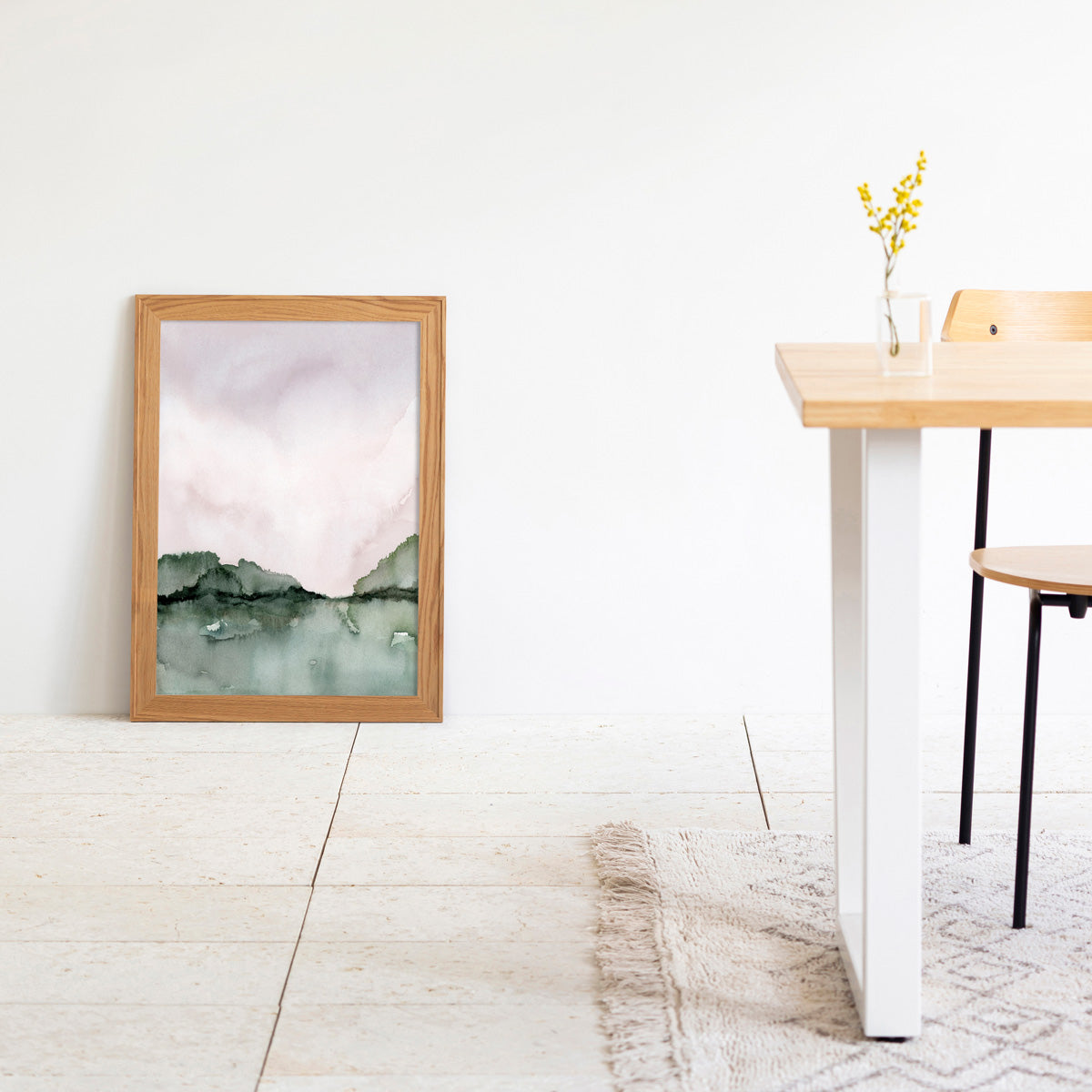 Kanademonoのベージュ×モスグリーンで描いた水彩抽象画アートA2＋ナチュラルウッドフレーム（ダイニング使用例）