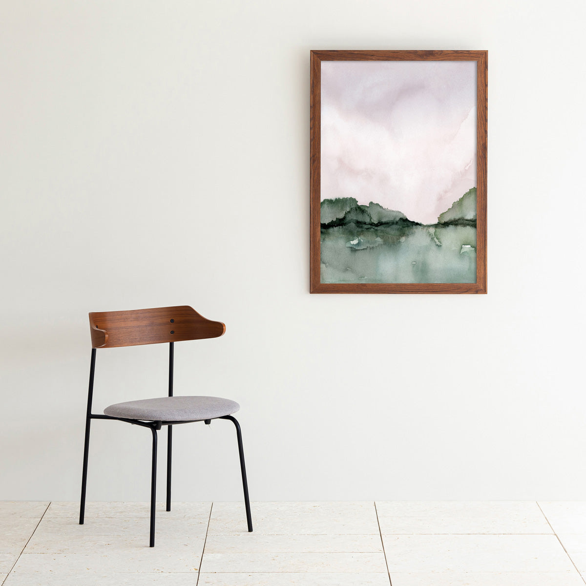 Kanademonoのベージュ×モスグリーンで描いた水彩抽象画アートA1＋ブラウンウッドフレーム（チェアとのコーディネート例）