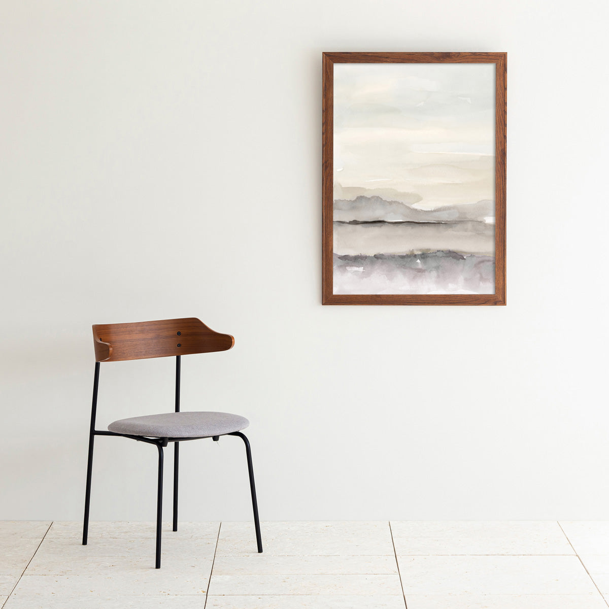Kanademonoのモノトーンで淡く描いた水彩抽象画アートA1＋ブラウンウッドフレーム（チェアとのコーディネート例）