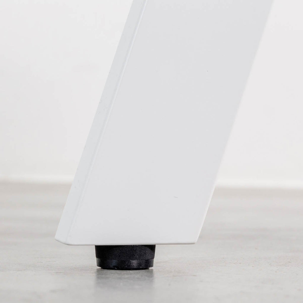 かなでもののラバーウッド材のスクエア天板Naturalとホワイトの4pinアイアン脚を組み合わせたすっきりとしたデザインのカフェテーブル（アジャスター）