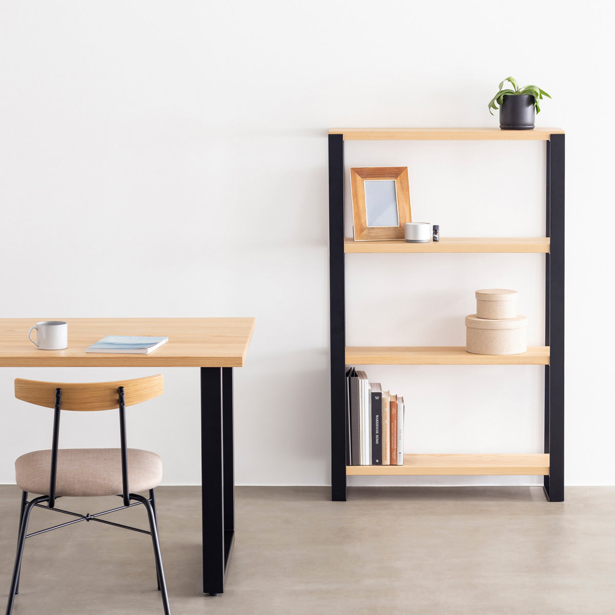 Kanademonoの北米産ホワイトアッシュ棚板とブラックアイアンで製作したシェルフ（使用イメージ）