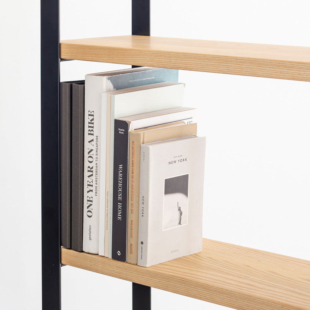 Kanademonoの北米産ホワイトアッシュ棚板とブラックアイアンで製作したシェルフ（使用イメージ２）