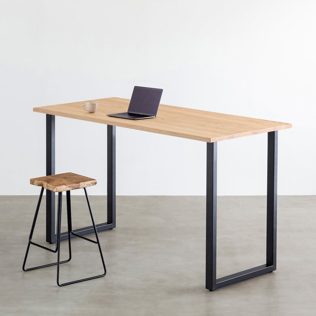 かなでものの無垢ホワイトアッシュ天板とブラックの鉄脚を合わせたスタンディングテーブル（使用例）