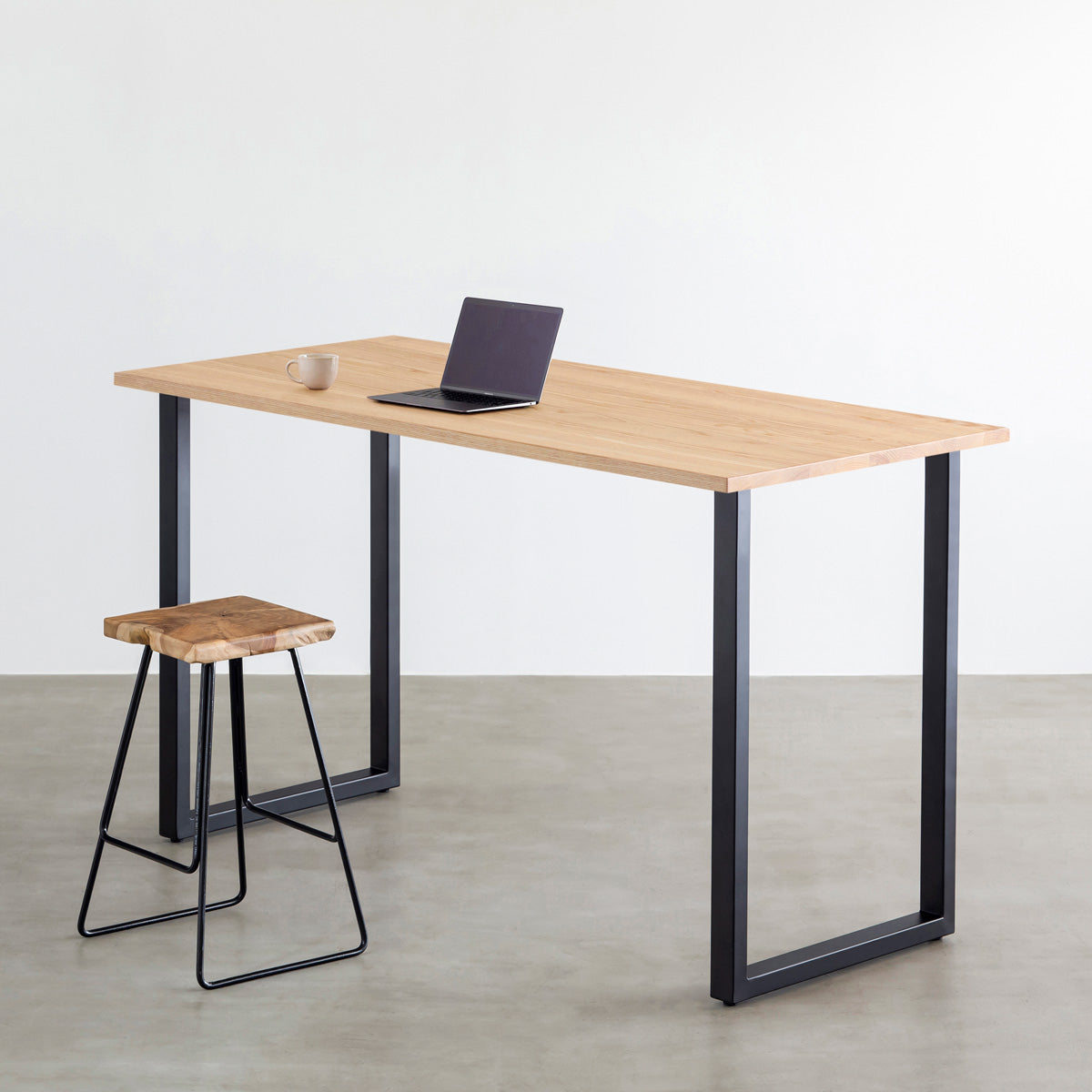 かなでものの無垢ホワイトアッシュ天板とブラックの鉄脚を合わせたスタンディングテーブル（使用例）