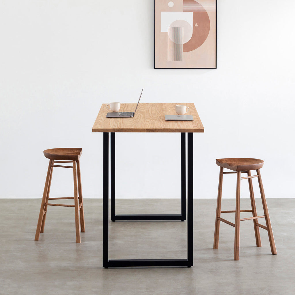 かなでものの無垢ホワイトアッシュ天板とブラックの鉄脚を合わせたスタンディングテーブル（使用例２）