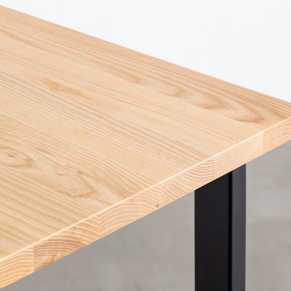 かなでものの無垢ホワイトアッシュ天板とブラックのハイレクタングル鉄脚を合わせたスタンディングテーブル（角）