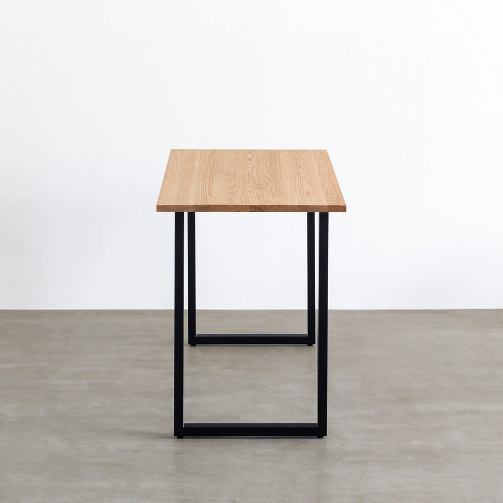かなでものの無垢ホワイトアッシュ天板とブラックの鉄脚を合わせたスタンディングテーブル（側面）