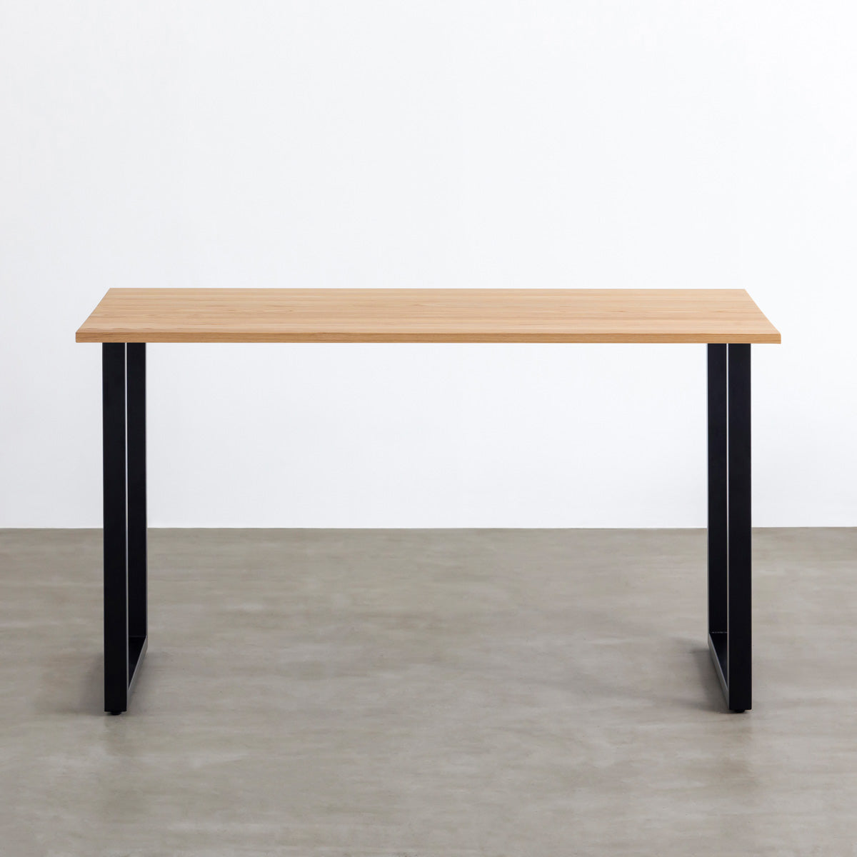 かなでものの無垢ホワイトアッシュ天板とブラックの鉄脚を合わせたスタンディングテーブル（正面）
