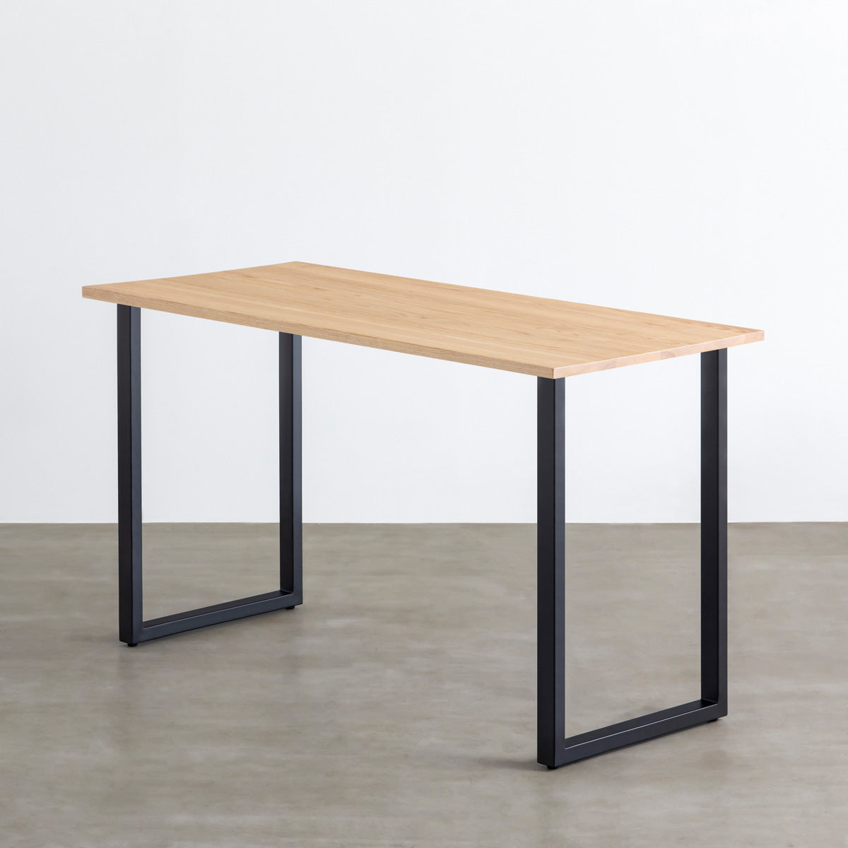 かなでものの無垢ホワイトアッシュ天板とブラックの鉄脚を合わせたスタンディングテーブル