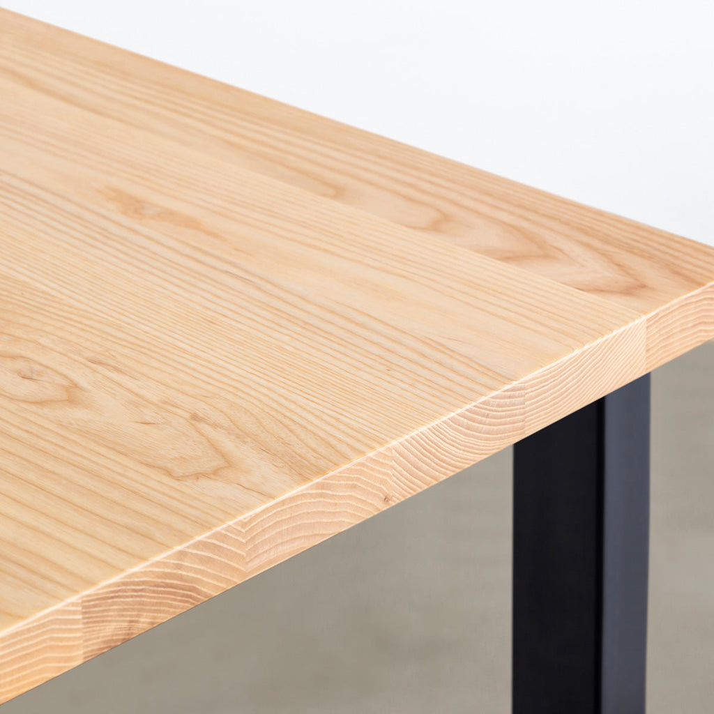 かなでものの無垢ホワイトアッシュ天板とブラックの鉄脚を合わせたスタンディングテーブル（角）