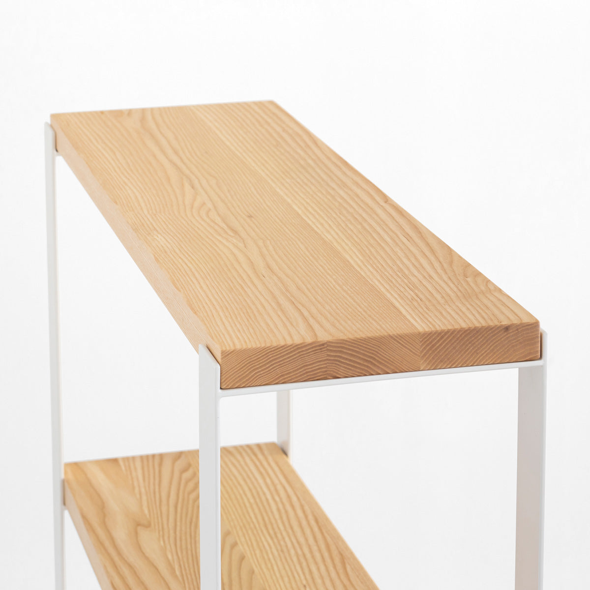 Kanademonoの北米産ホワイトアッシュ棚板とホワイトのアイアンで製作したシェルフ（上部）