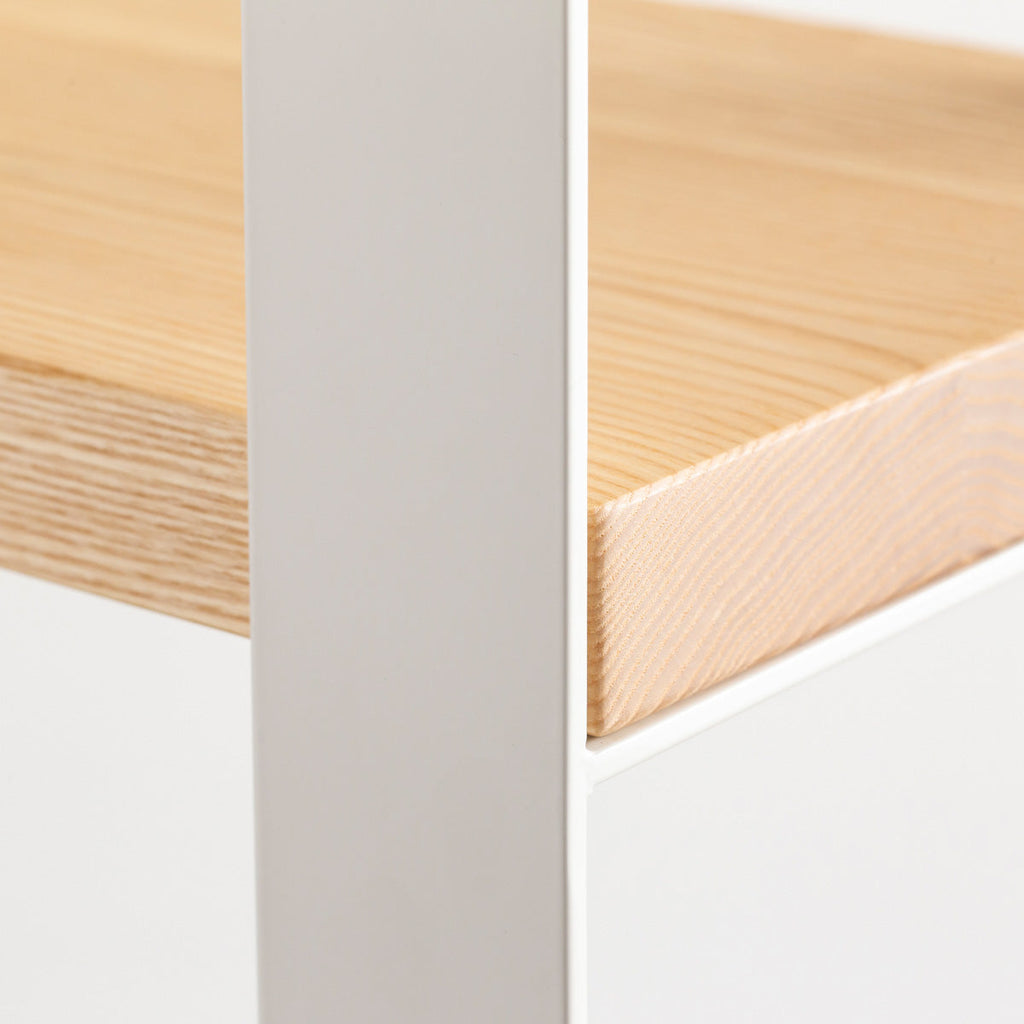 Kanademonoの北米産ホワイトアッシュ棚板とホワイトのアイアンで製作したシェルフ（フレーム部分クローズアップ）