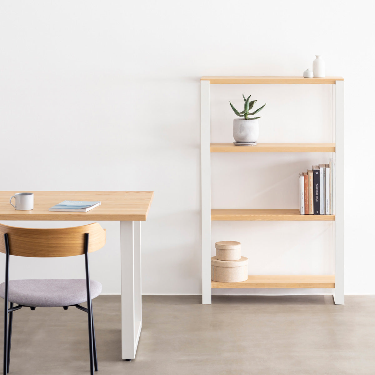 Kanademonoの北米産ホワイトアッシュ棚板とホワイトのアイアンで製作したシェルフ（使用イメージ）