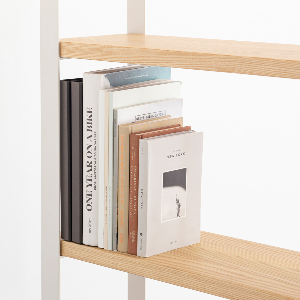 Kanademonoの北米産ホワイトアッシュ棚板とホワイトのアイアンで製作したシェルフ（使用イメージ２）