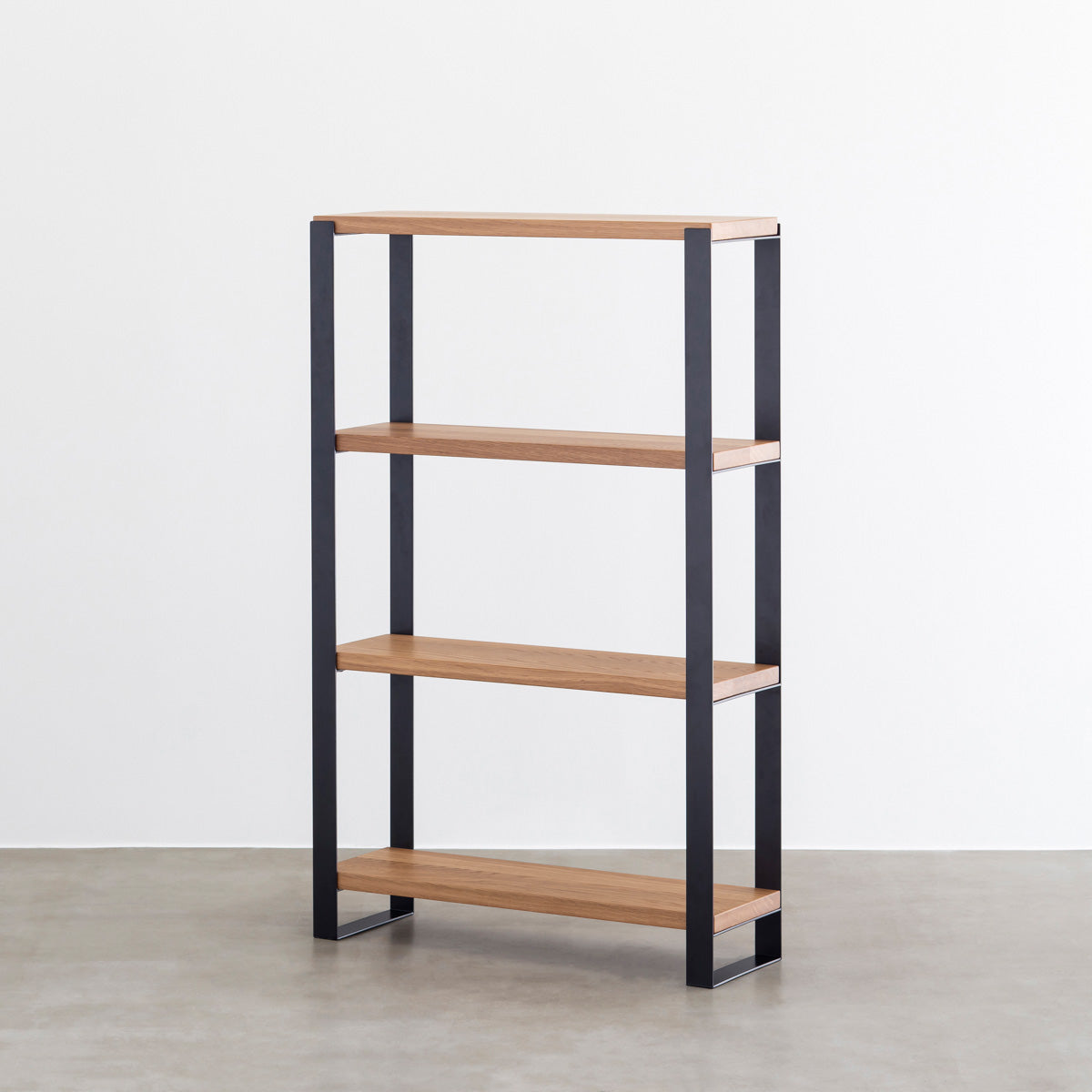 Kanademonoのホワイトオーク材の棚板とブラックのアイアンで製作したシェルフ