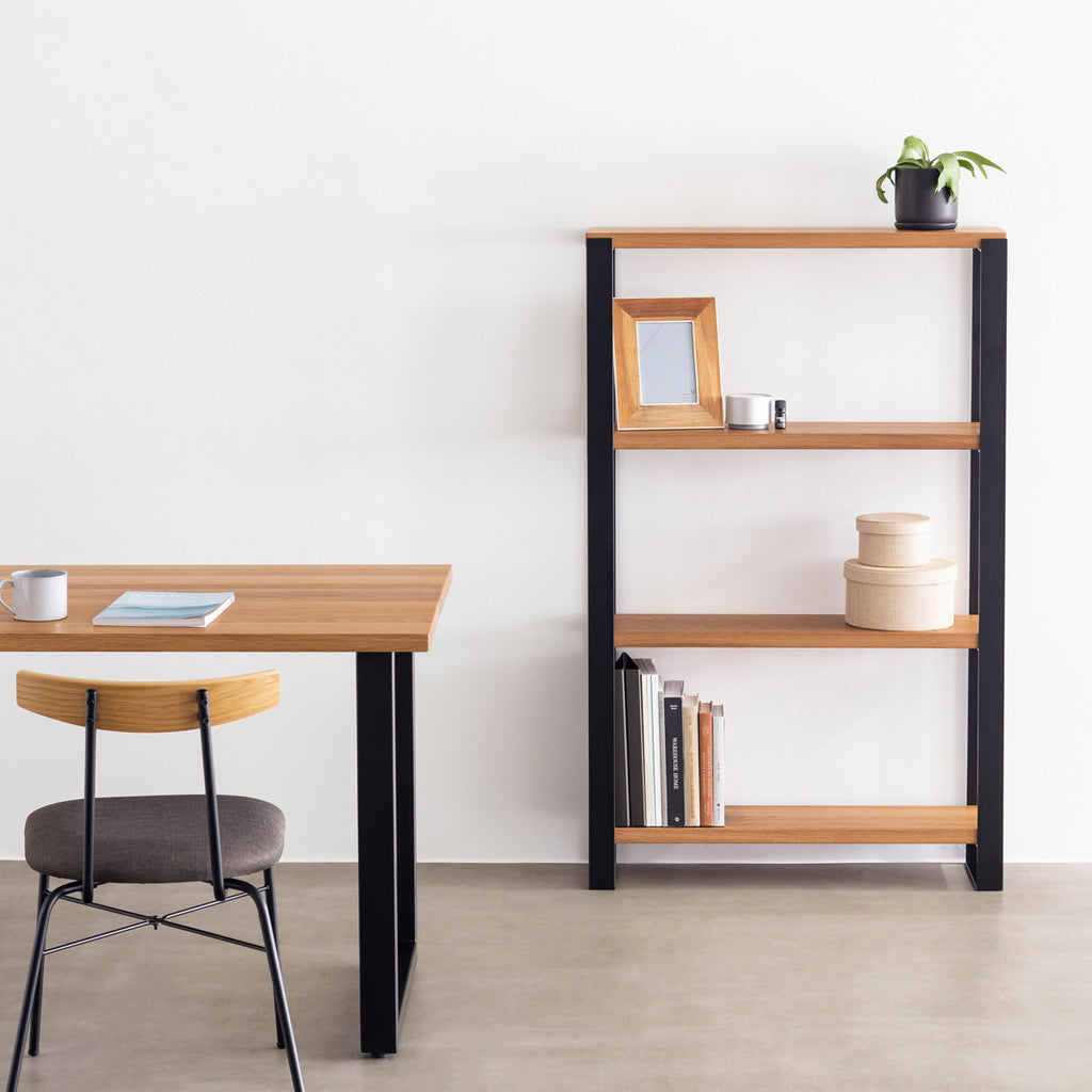 Kanademonoのホワイトオーク材の棚板とブラックのアイアンで製作したシェルフ（使用イメージ）