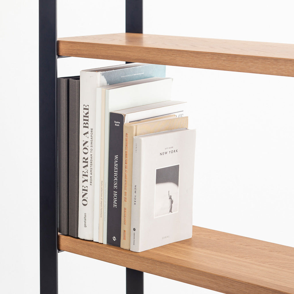 Kanademonoのホワイトオーク材の棚板とブラックのアイアンで製作したシェルフ（使用イメージ２）