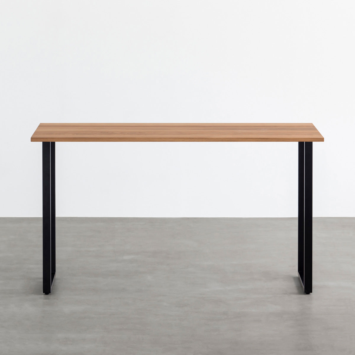 かなでものの無垢ホワイトオーク天板とブラックのハイレクタングル鉄脚を合わせたスタンディングテーブル（正面）