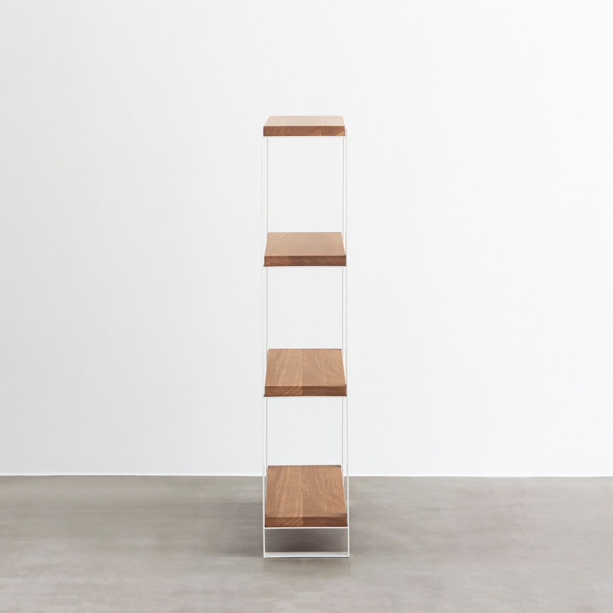 Kanademonoのホワイトオーク材の棚板とホワイトのアイアンで製作したシェルフ（側面）