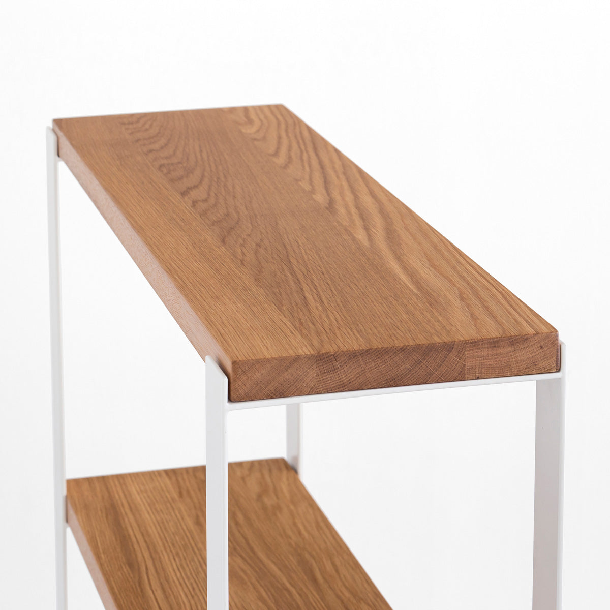 Kanademonoのホワイトオーク材の棚板とホワイトのアイアンで製作したシェルフ（上部）