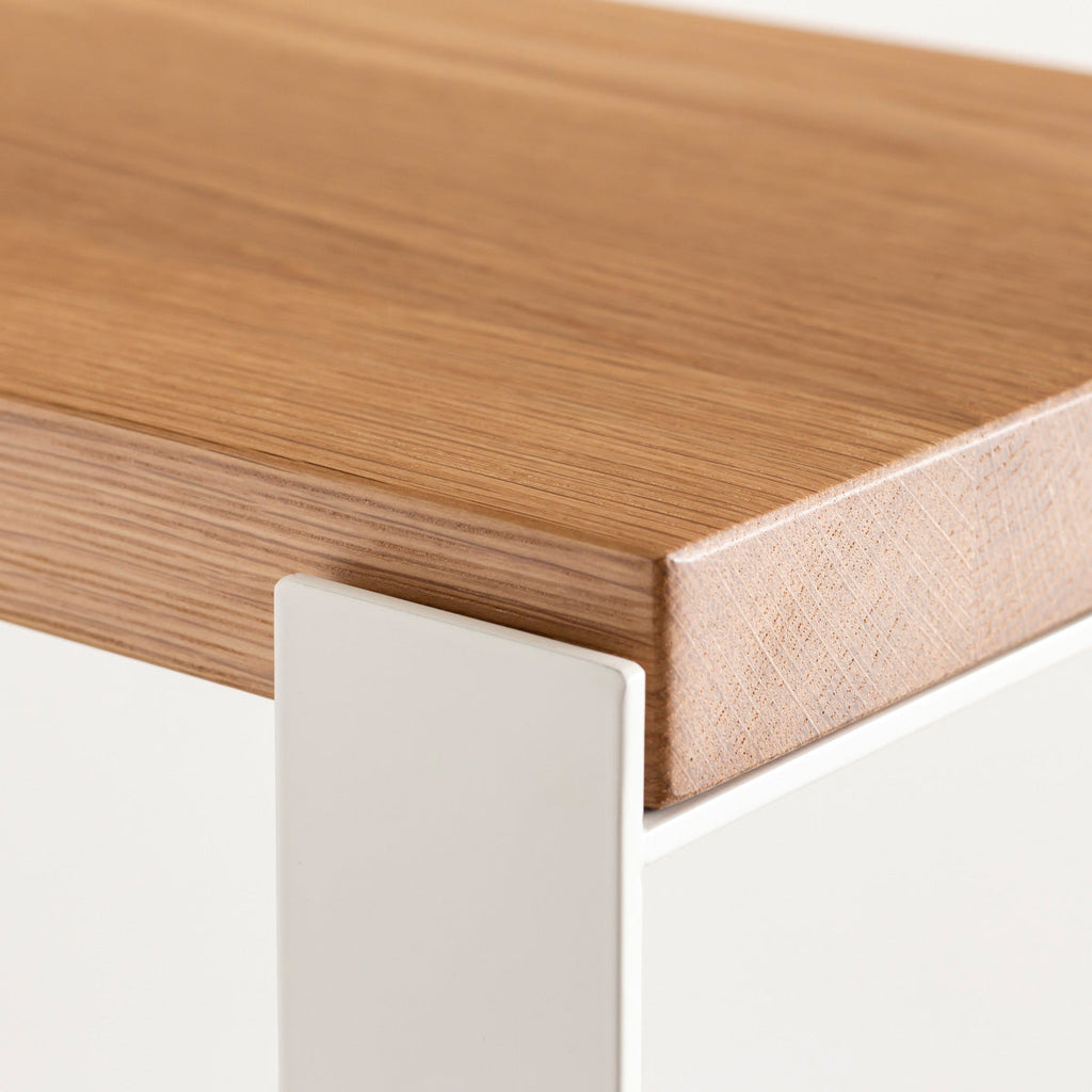 Kanademonoのホワイトオーク材の棚板とホワイトのアイアンで製作したシェルフ（上部クローズアップ）