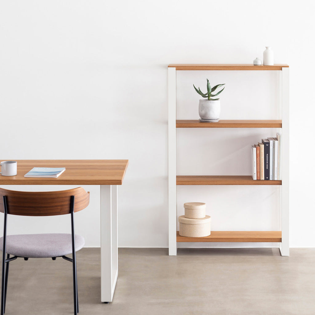 Kanademonoのホワイトオーク材の棚板とホワイトのアイアンで製作したシェルフ（使用イメージ）