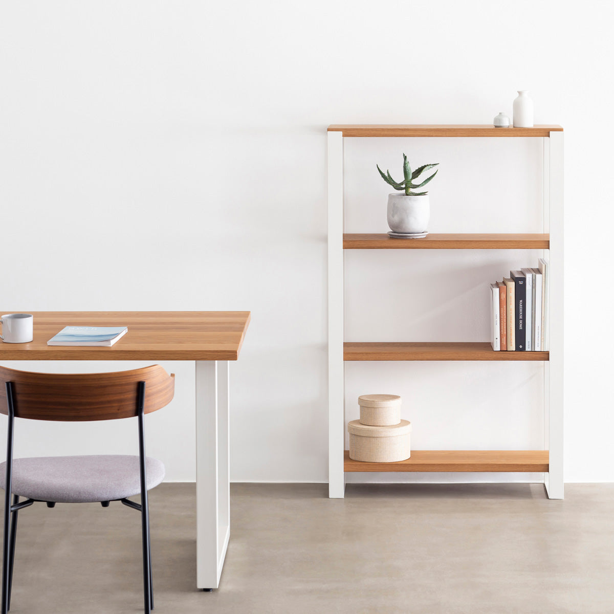 Kanademonoのホワイトオーク材の棚板とホワイトのアイアンで製作したシェルフ（使用イメージ）