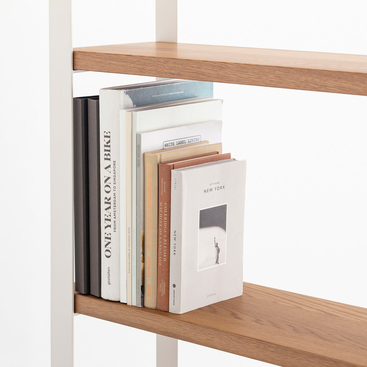 Kanademonoのホワイトオーク材の棚板とホワイトのアイアンで製作したシェルフ（使用イメージ２）