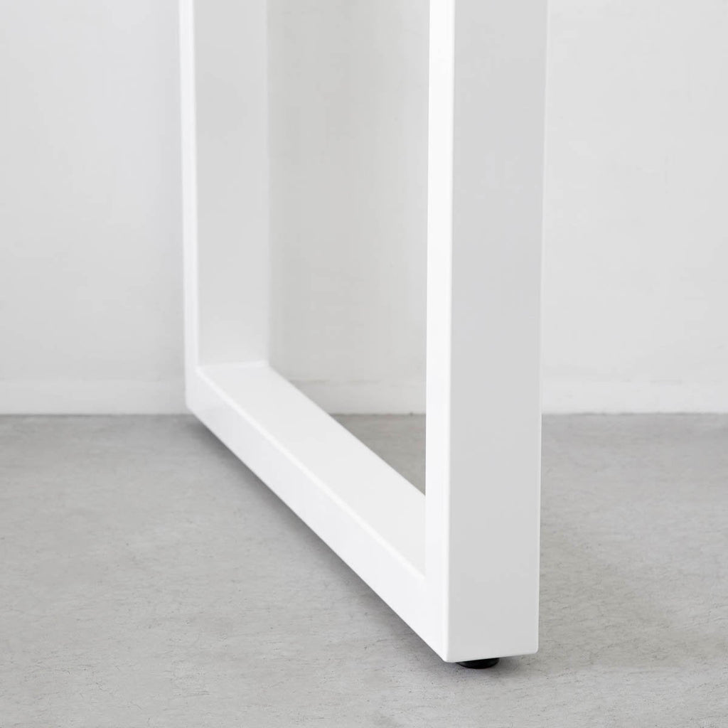 KANADEMONOのワイヤーバスケット付きのラバーウッド材ブラックブラウンカラー天板にマットホワイトのスクエア鉄脚を組み合わせたローテーブル（脚）