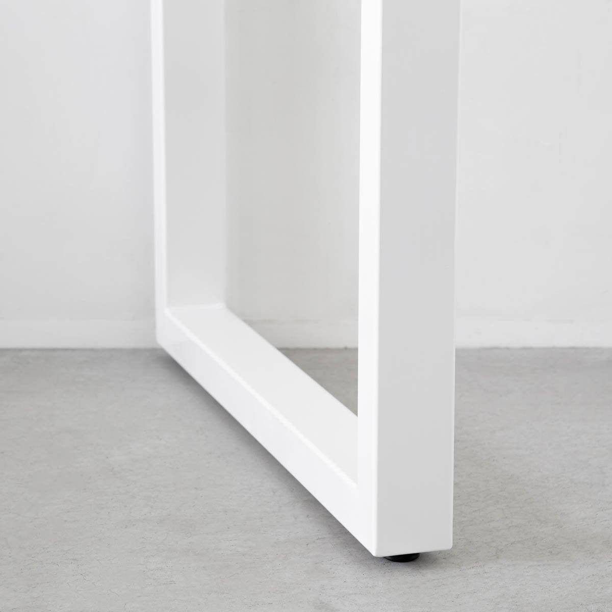 KANADEMONOのワイヤーバスケット付きのラバーウッド材ブラックブラウンカラー天板にマットホワイトのスクエア鉄脚を組み合わせたローテーブル（脚）