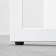 Kanademonoのラバーウッドアッシュグレー天板とホワイトのスクエア鉄脚で製作した、猫穴付きのテーブル（アジャスター部分）