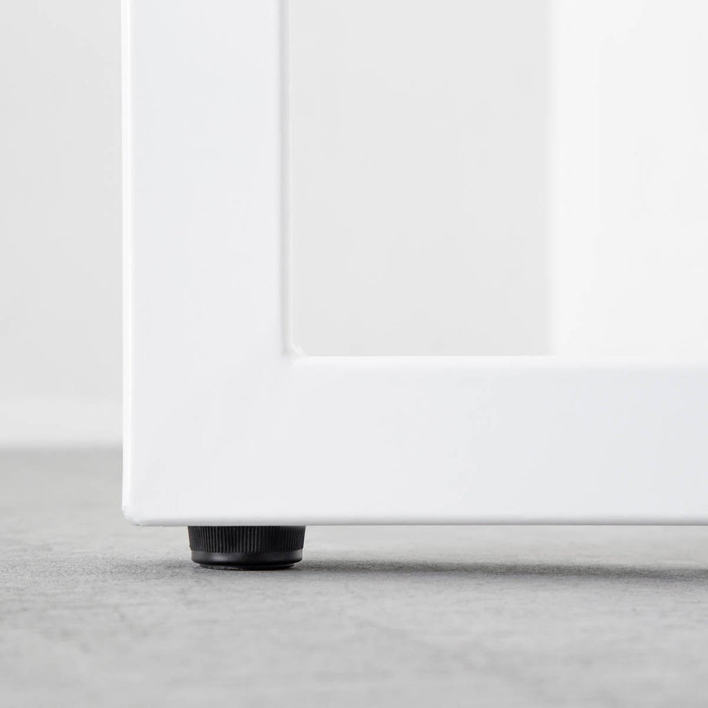 KANADEMONOのワイヤーバスケット付きのラバーウッド材ブラックブラウンカラー天板にマットホワイトのスクエア鉄脚を組み合わせたローテーブル（アジャスター部分）