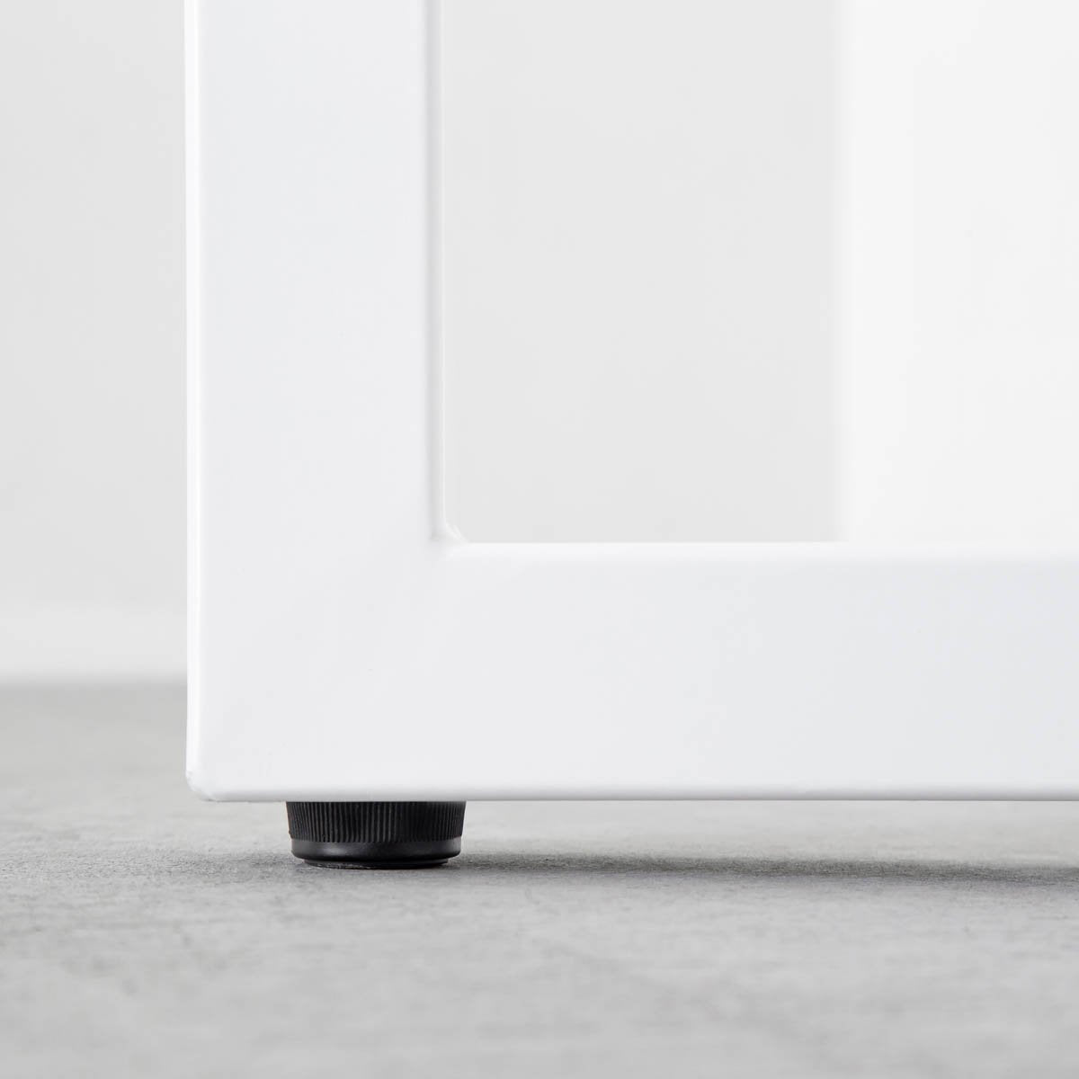 KANADEMONOのワイヤーバスケット付きのラバーウッド材ブラックブラウンカラー天板にマットホワイトのスクエア鉄脚を組み合わせたローテーブル（アジャスター部分）