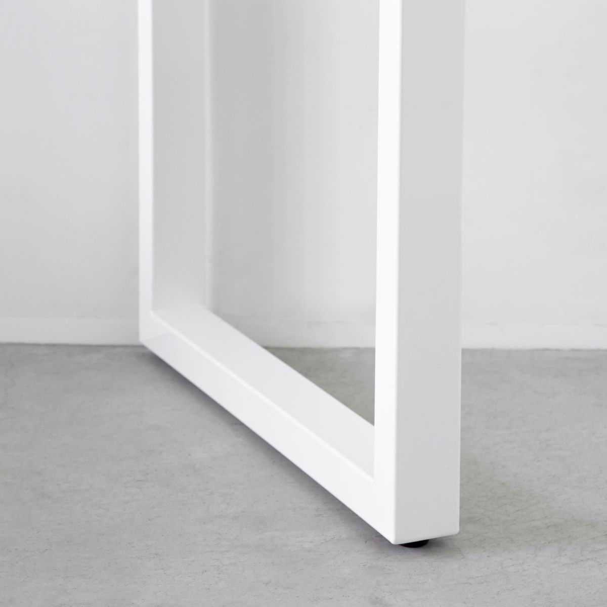 KANADEMONOのラバーウッドアッシュ天板にホワイトの鉄脚を合わせたBlock＆Tray配線孔付きスタンディングテーブル（脚）