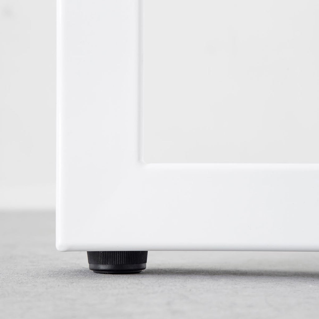 KANADEMONOのラバーウッドアッシュ天板にホワイトの鉄脚を合わせたBlock＆Tray配線孔付きスタンディングテーブル（アジャスター部分）