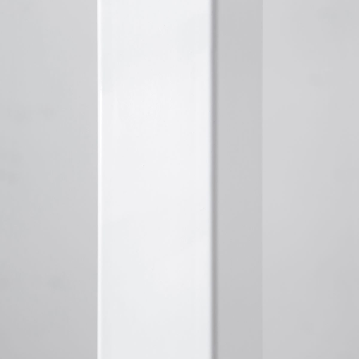 KANADEMONOのラバーウッドナチュラル天板にホワイトの鉄脚を合わせたBlock＆Tray配線孔付きスタンディングテーブル（脚２）