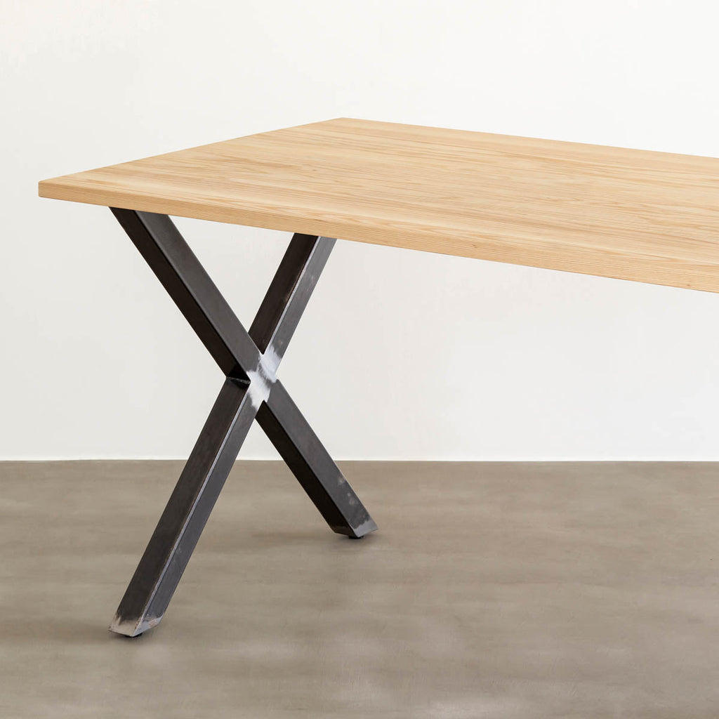 Kanademonoのホワイトアッシュ天板とマットクリア塗装仕上げのXラインの鉄脚を組み合わせたテーブル（斜め）