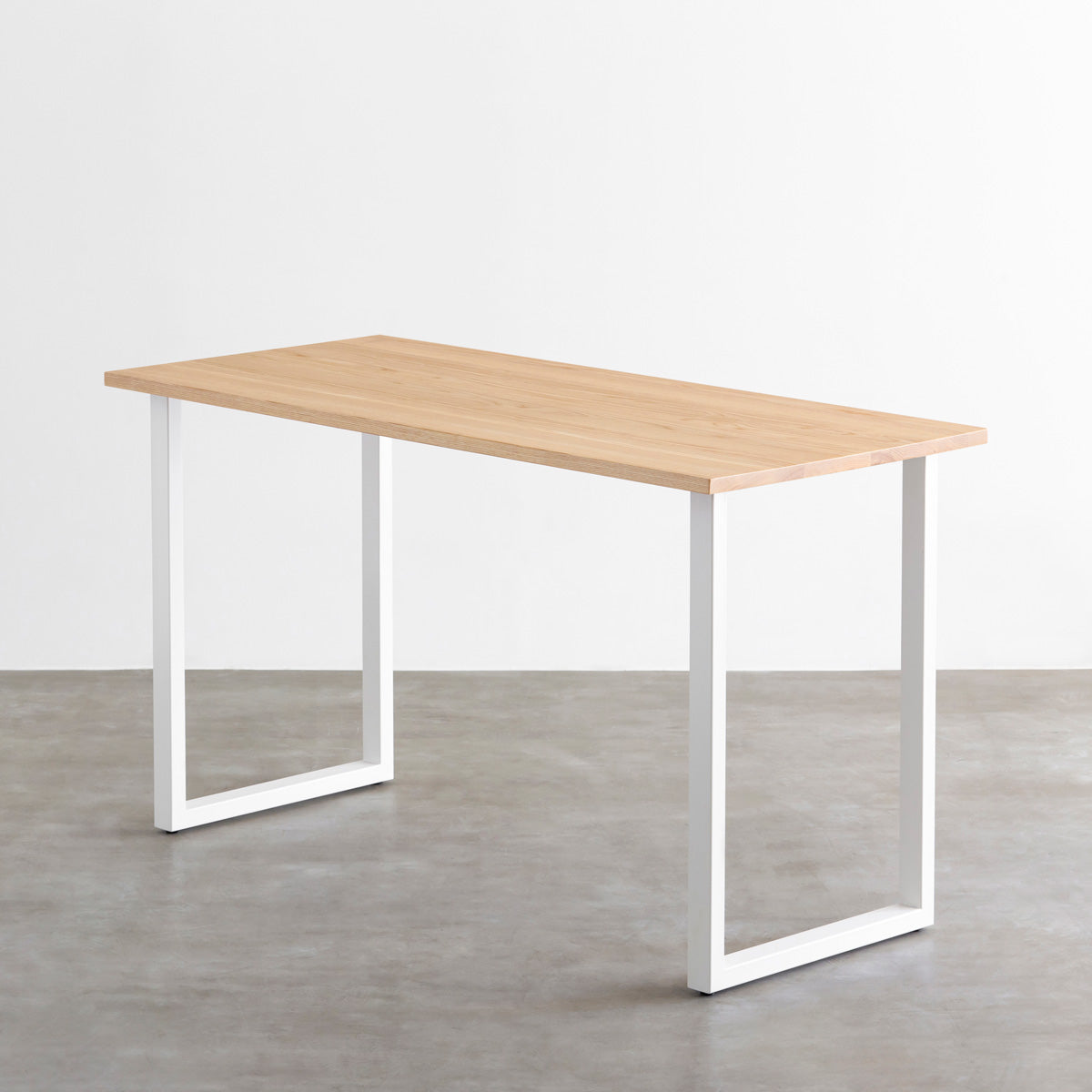 かなでものの無垢ホワイトアッシュ天板とホワイトの鉄脚を合わせたスタンディングテーブル