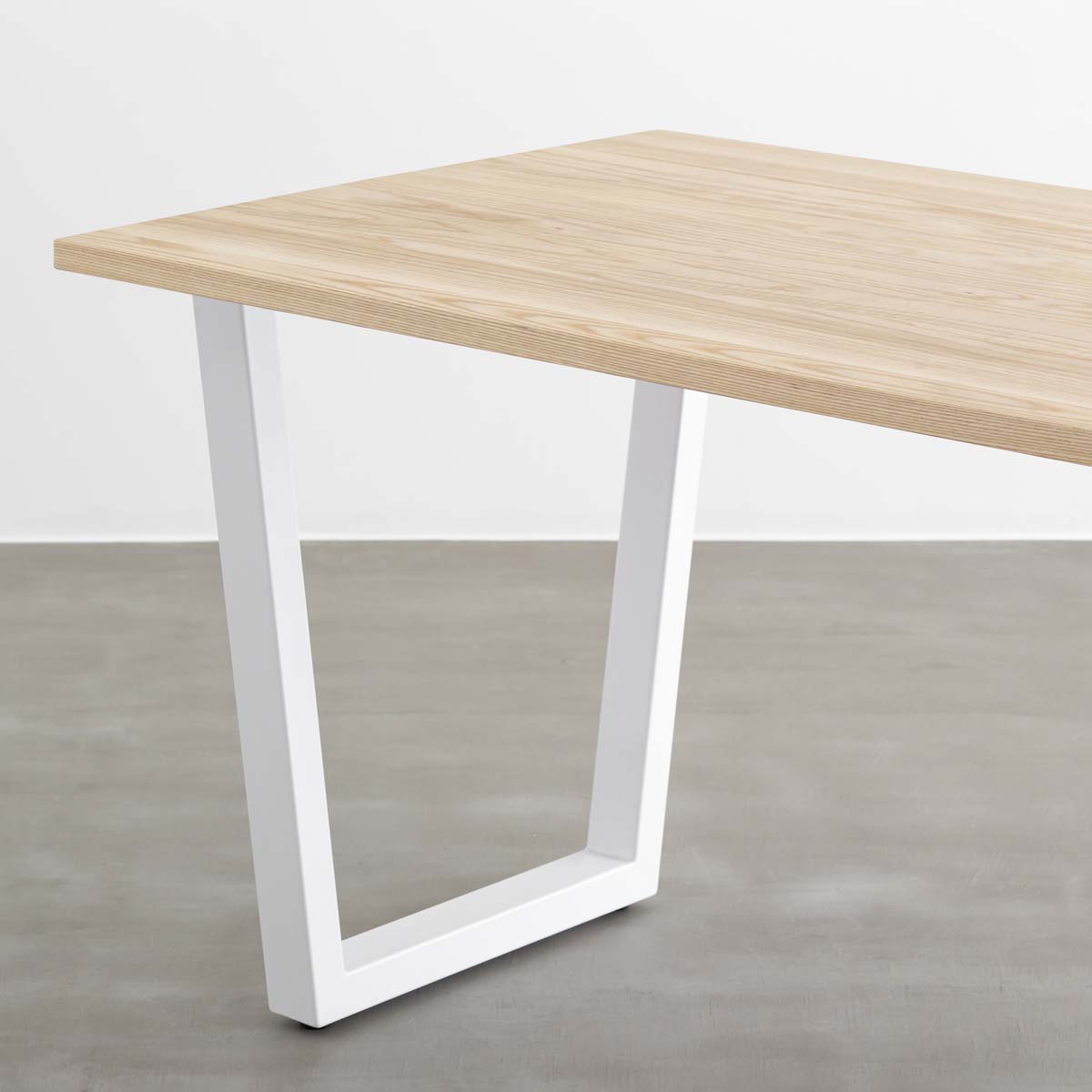 かなでもののホワイトアッシュ材とホワイトのトラペゾイド鉄脚を組み合わせたシンプルモダンなテーブル（斜め）