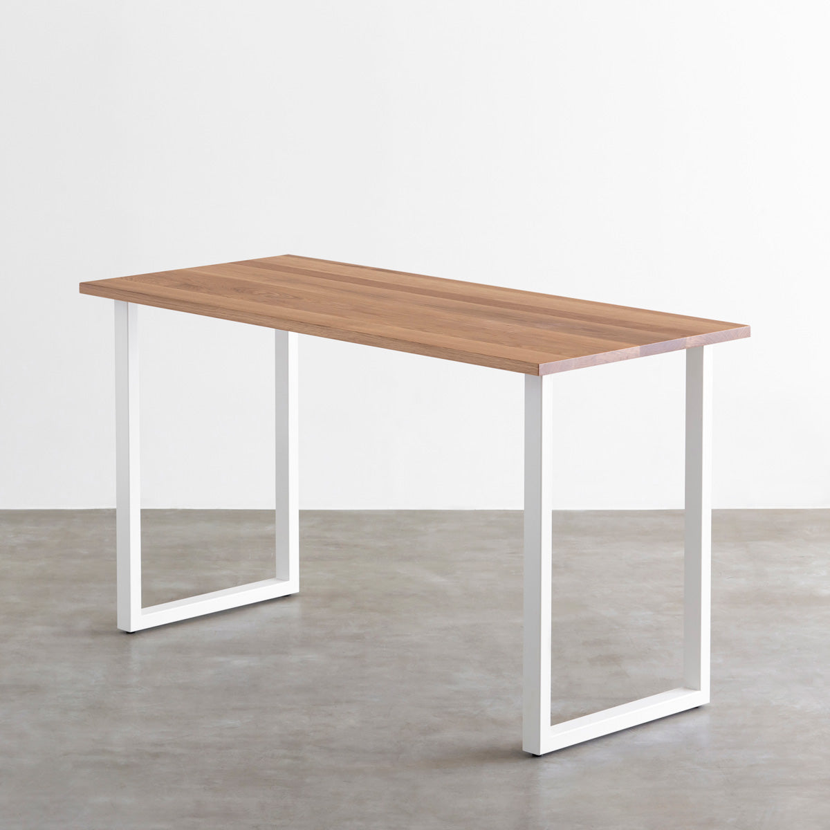 かなでものの無垢ホワイトオーク天板とホワイトの鉄脚を合わせたスタンディングテーブル