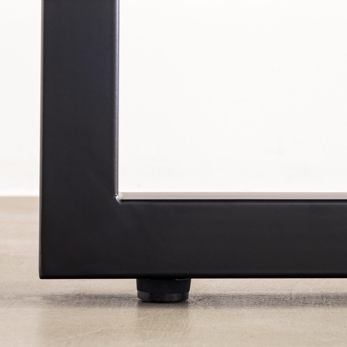 KANADEMONOの杉無垢天板にブラックのスクエア鉄脚を組み合わせた配線孔付きテーブル（アジャスター部分）