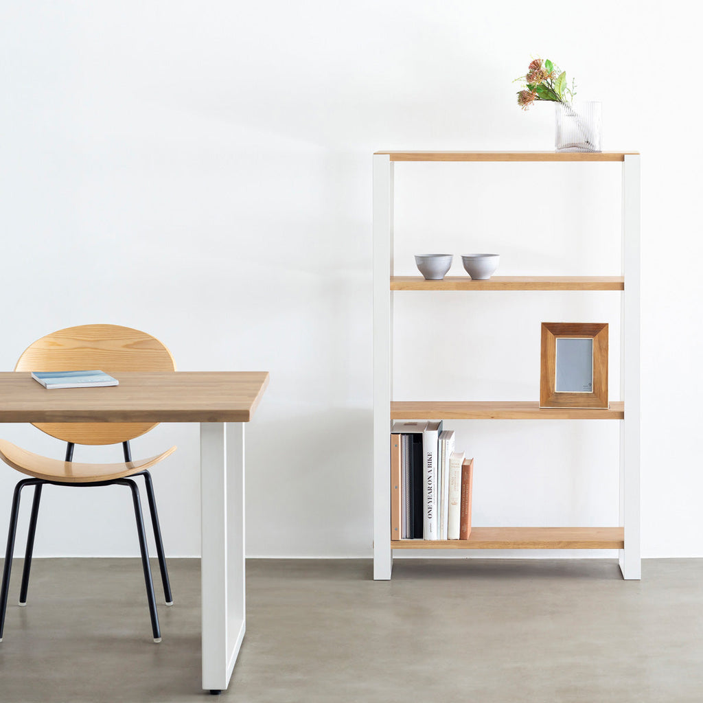 KANADEMONOのラバーウッドアッシュの棚板とホワイト脚を組み合わせたシェルフ（使用イメージ）