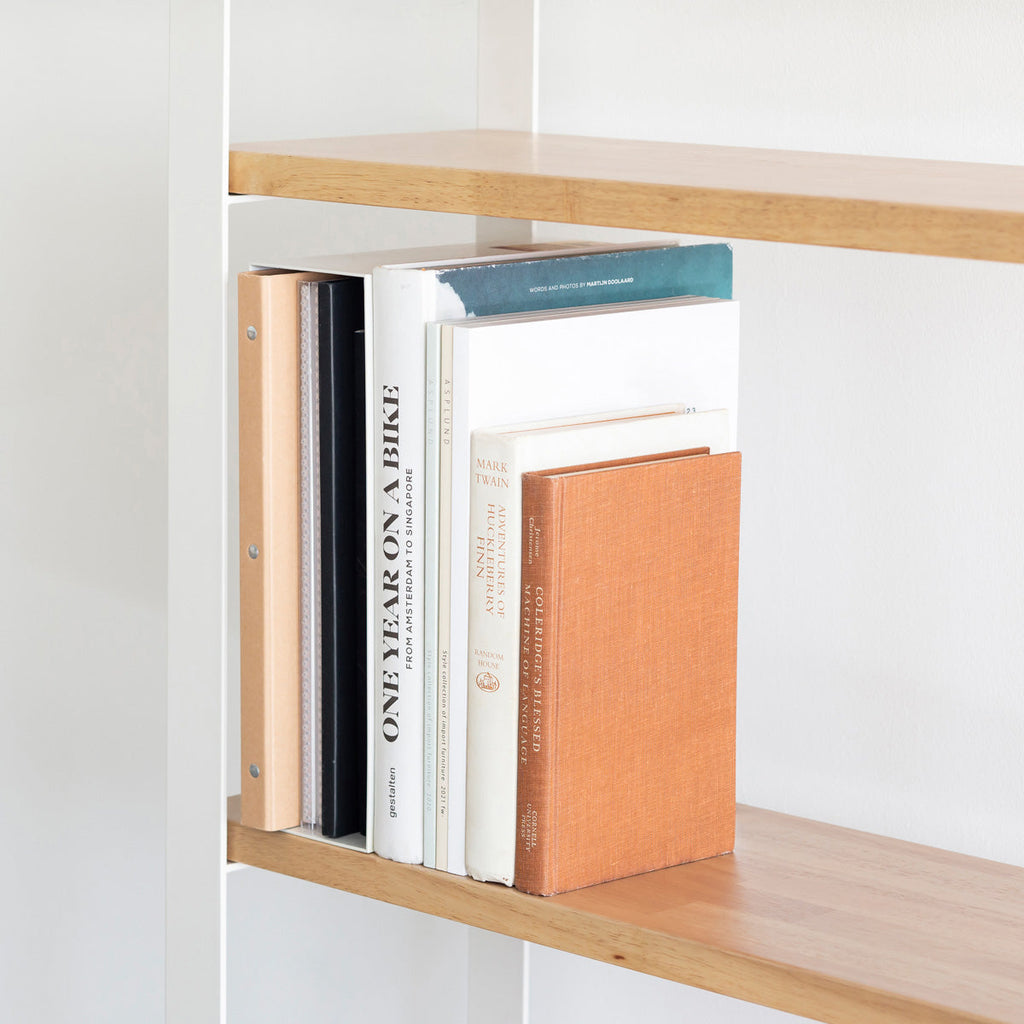 KANADEMONOのラバーウッドアッシュの棚板とホワイト脚を組み合わせたシェルフ（使用イメージ２）