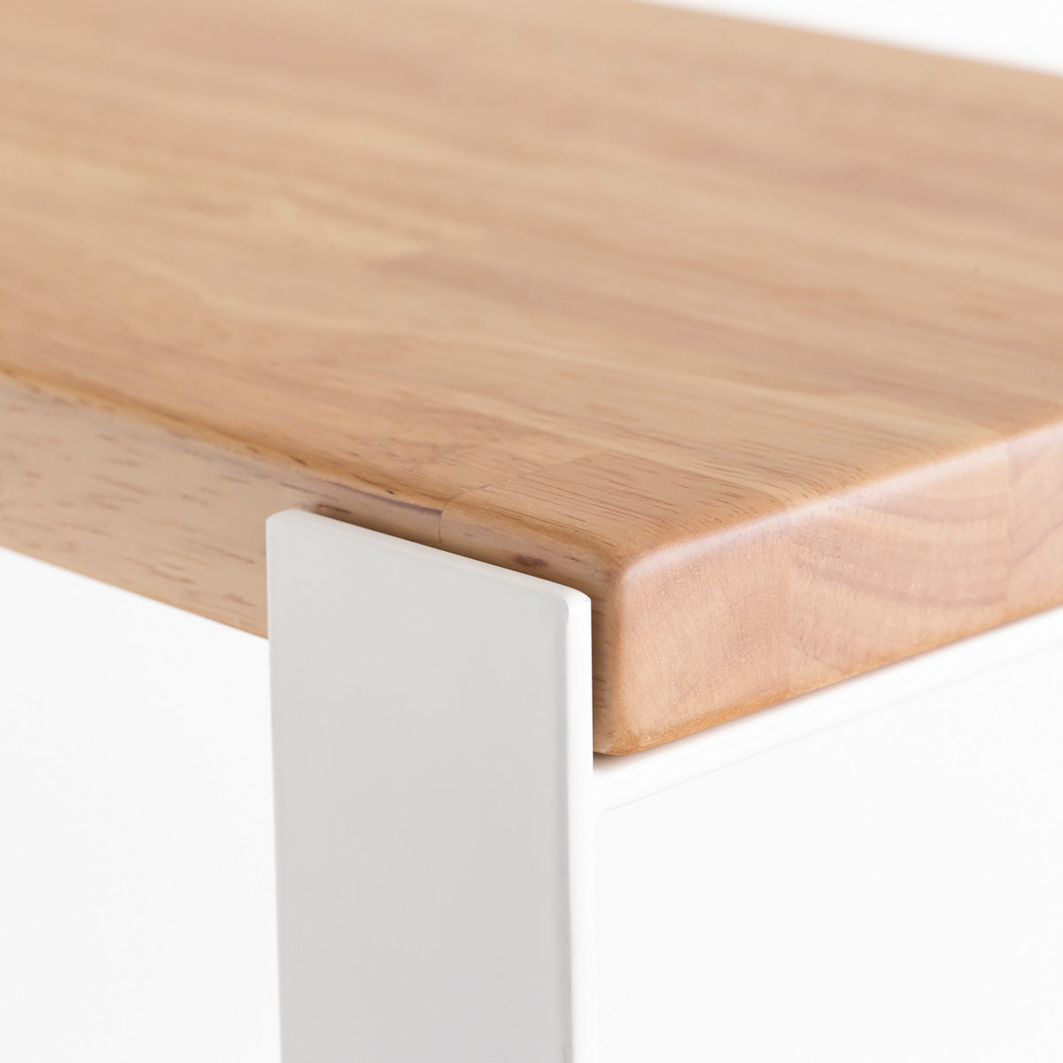 KANADEMONOのラバーウッドアッシュの棚板とホワイト脚を組み合わせたシェルフ（角）