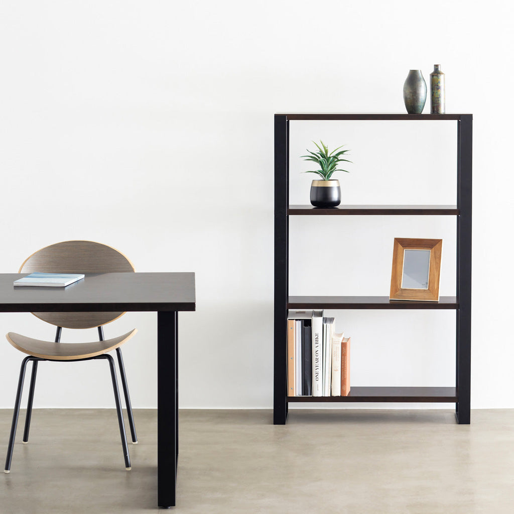 KANADEMONOのラバーウッドブラックブラウンの棚板とブラックアイアン脚を組み合わせたシェルフ（使用イメージ）