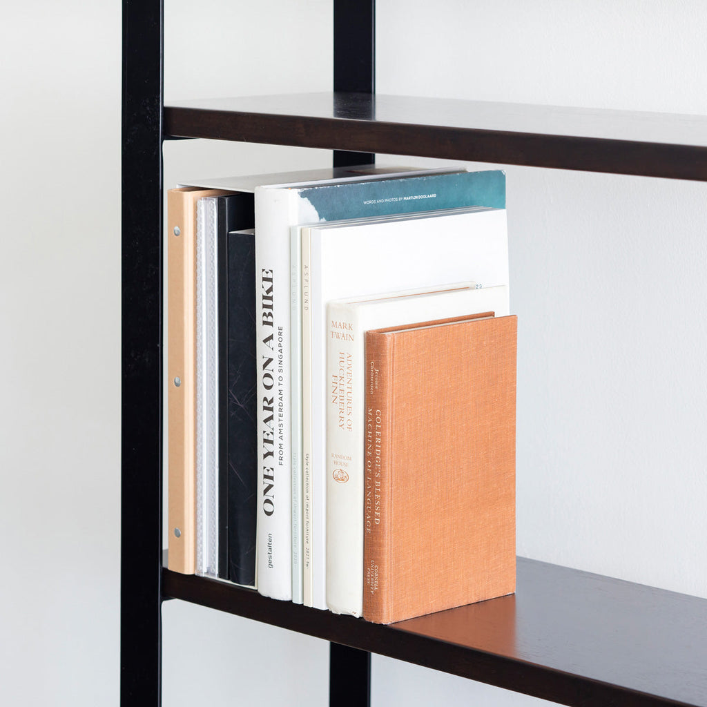 KANADEMONOのラバーウッドブラックブラウンの棚板とブラックアイアン脚を組み合わせたシェルフ（使用イメージ２）