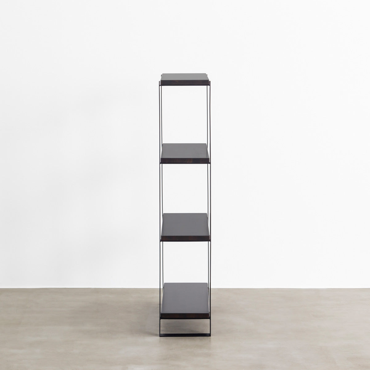 KANADEMONOのラバーウッドブラックブラウンの棚板とブラックアイアン脚を組み合わせたシェルフ（横）