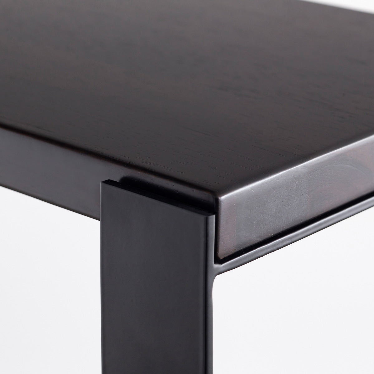 KANADEMONOのラバーウッドブラックブラウンの棚板とブラックアイアン脚を組み合わせたシェルフ（角）